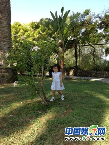 赵薇老公晒女儿成长照 小四月面容清秀随妈妈