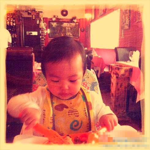 赵薇老公晒女儿成长照 小四月面容清秀随妈妈