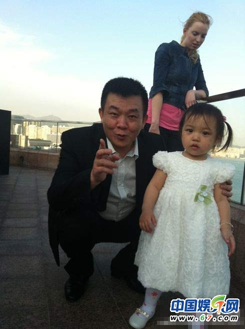 赵薇老公晒女儿成长照 小四月面容清秀随妈妈