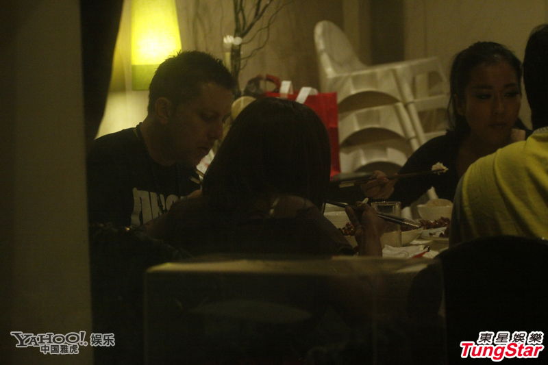 吉克隽逸缺席好声音宣传 密会国外友人口语流利