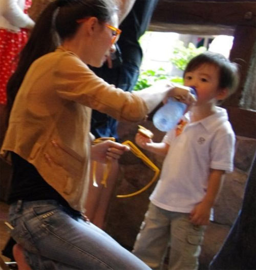 张柏芝喂爱子惊现伤疤 Quintus长发似女孩