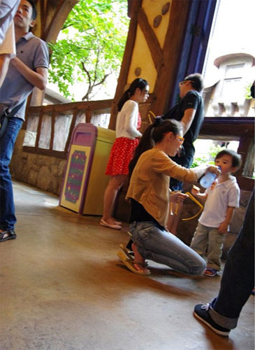 张柏芝喂爱子惊现伤疤 Quintus长发似女孩