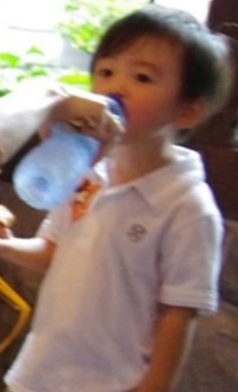 张柏芝喂爱子惊现伤疤 Quintus长发似女孩