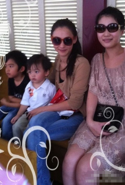 张柏芝喂爱子惊现伤疤 Quintus长发似女孩