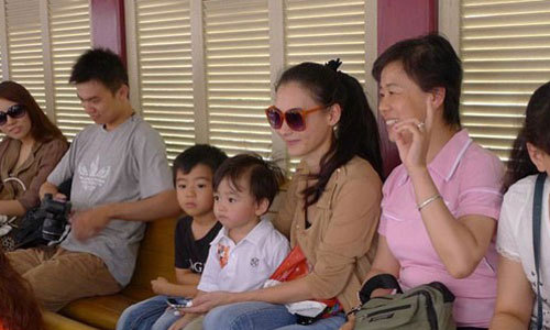 张柏芝喂爱子惊现伤疤 Quintus长发似女孩