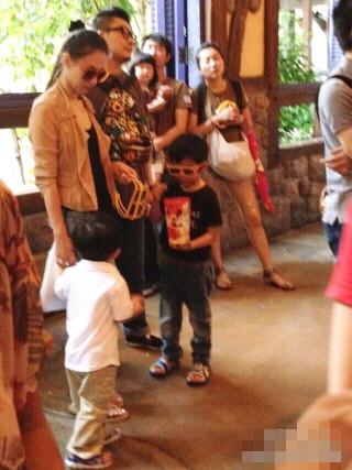 张柏芝喂爱子惊现伤疤 Quintus长发似女孩