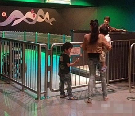 张柏芝喂爱子惊现伤疤 Quintus长发似女孩