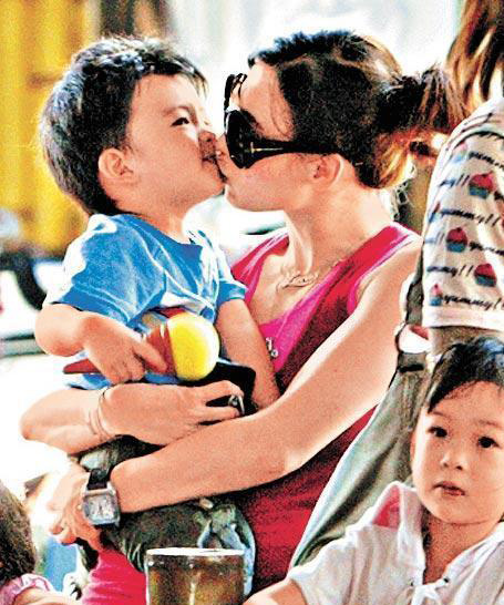 张柏芝喂爱子惊现伤疤 Quintus长发似女孩