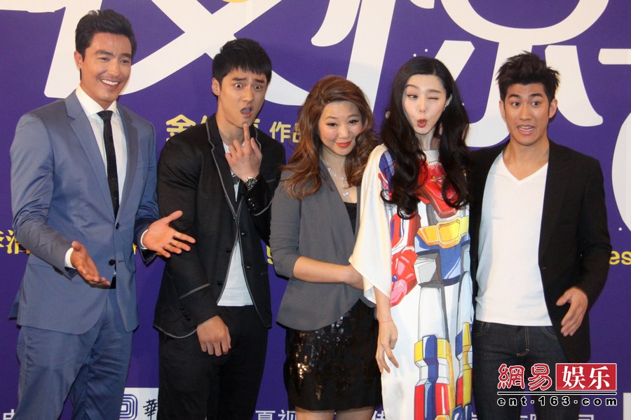 范冰冰挤眉弄眼李湘吻玩偶 女星装嫩卖萌有绝招