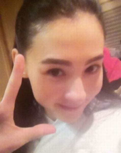 范冰冰挤眉弄眼李湘吻玩偶 女星装嫩卖萌有绝招