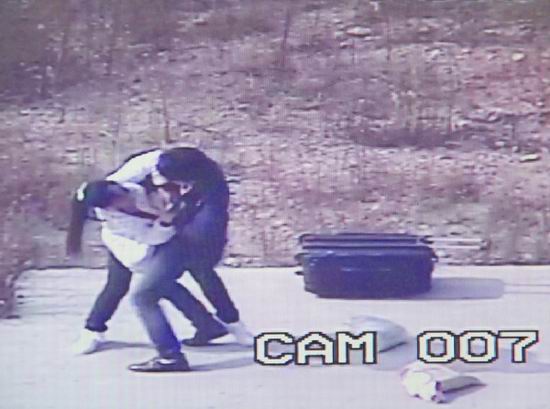 夫妻打仗妻子跳水 被救上后又厮打成一团