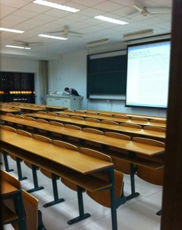 上课了，教室里只有老师一个人