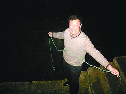 栈桥摊主制还魂铁钩 5年救起25名落海人