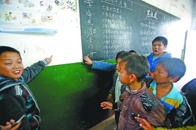 10岁男童生日当天惨遭老师揪脸撞墙 脸青紫