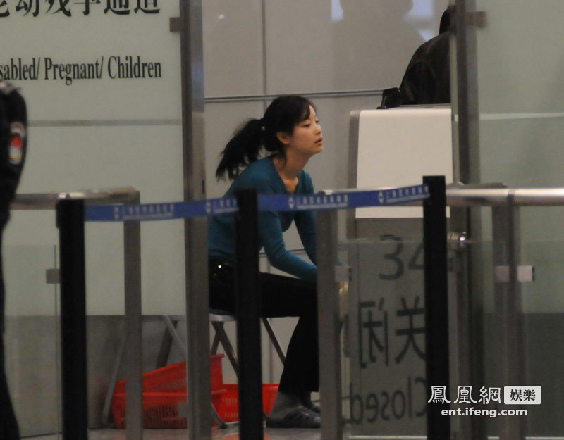 倪妮素颜现身机场遭脱鞋检查 一脸无奈