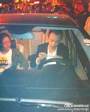 奔驰司机与行人争吵 威胁称撞死一个20万无所谓 奔驰司机与行人争吵 威胁称撞死一个20万无所谓