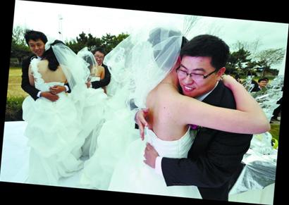 12对新人办低碳婚礼:新郎新娘骑行赴婚宴