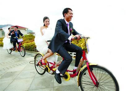 12对新人办低碳婚礼:新郎新娘骑行赴婚宴