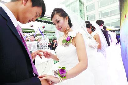 12对新人办低碳婚礼:新郎新娘骑行赴婚宴