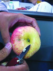 苹果皮天然生蜡粘手 人工打可食用蜡无害