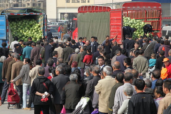 西安发放六万斤免费菜 三小时吸引6000市民