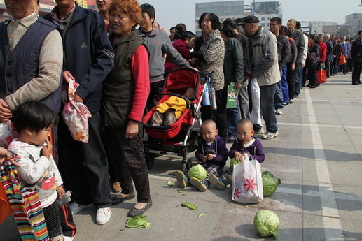 西安发放六万斤免费菜 三小时吸引6000市民