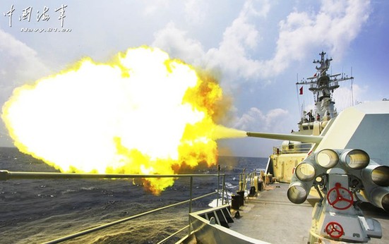 南海舰队进行海上应急情况处置演练 场面震撼