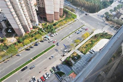 青岛拥堵路段隔离带将开豁口 左转不用排长龙