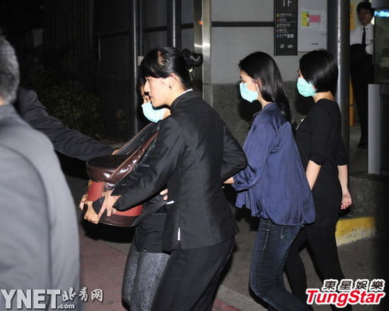 图揭明星与父母的关系 吴秀波母亲被送养老院难见儿子