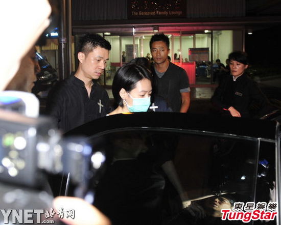 图揭明星与父母的关系 吴秀波母亲被送养老院难见儿子