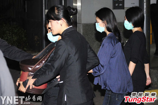 图揭明星与父母的关系 吴秀波母亲被送养老院难见儿子