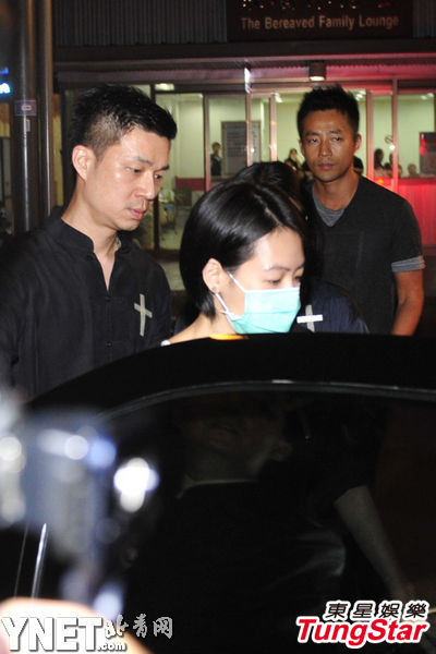 图揭明星与父母的关系 吴秀波母亲被送养老院难见儿子