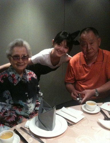 图揭明星与父母的关系 吴秀波母亲被送养老院难见儿子