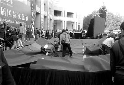 大学生集体跳《江南style》致舞台坍塌(图)