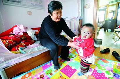 青岛老年漂:成子女带薪保姆 年过半百无奈分居