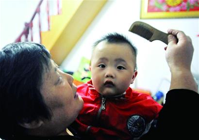 青岛老年漂:成子女带薪保姆 年过半百无奈分居