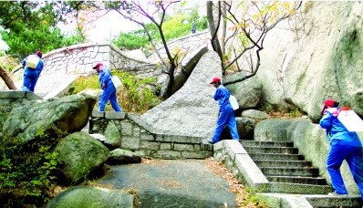 青岛崂山挑山工:背40斤水暴走4小时 肩上全血印