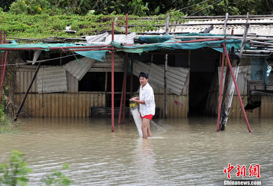 台风山神过境三亚大风暴雨 市民街上下网捕鱼
