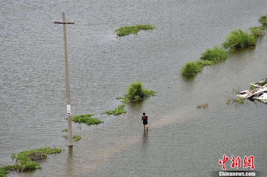 台风山神过境三亚大风暴雨 市民街上下网捕鱼