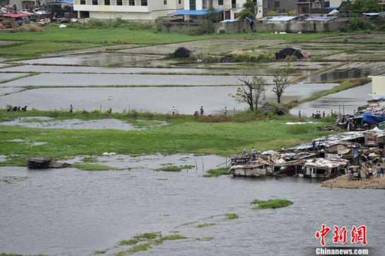台风山神过境三亚大风暴雨 市民街上下网捕鱼