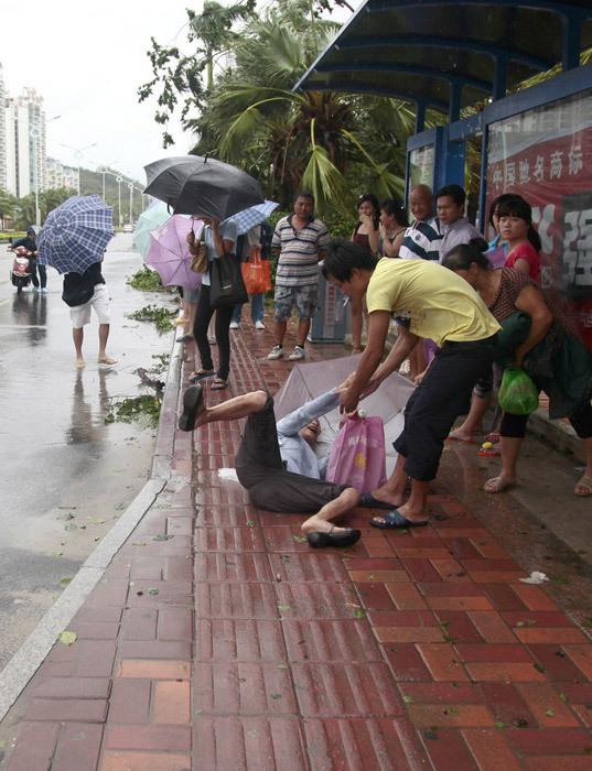 台风山神过境三亚大风暴雨 市民街上下网捕鱼
