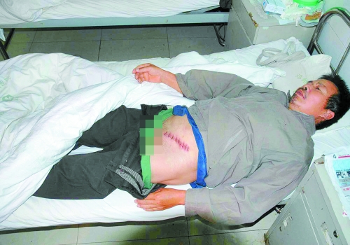 遭暴打后,环卫工人彭付振被送往医院救治。