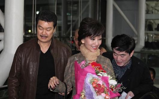 赵雅芝被老公搀扶恩爱亮相 破偷情遭家暴传闻