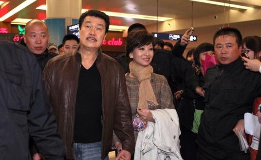 赵雅芝被老公搀扶恩爱亮相 破偷情遭家暴传闻