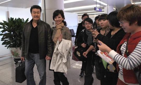 赵雅芝被老公搀扶恩爱亮相 破偷情遭家暴传闻