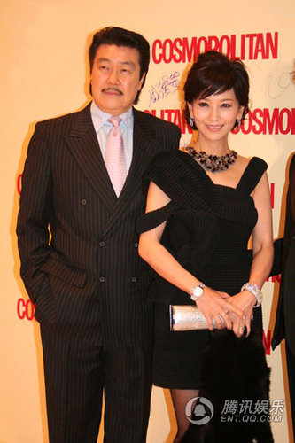 赵雅芝被老公搀扶恩爱亮相 破偷情遭家暴传闻