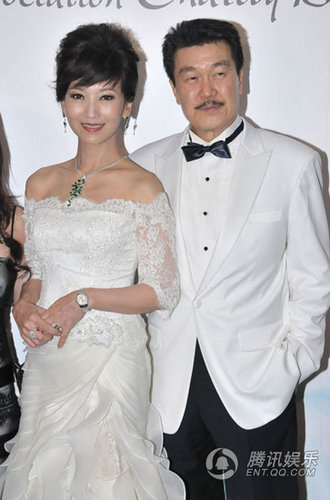 赵雅芝被老公搀扶恩爱亮相 破偷情遭家暴传闻