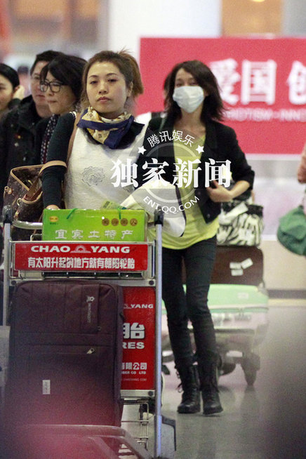 周迅潮范打扮亮相与神秘男子同行 关系亲密