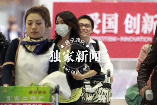 周迅潮范打扮亮相与神秘男子同行 关系亲密