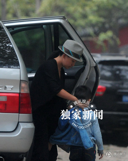 窦文涛与赵文卓两家出游 窦文涛四岁私生子疑曝光